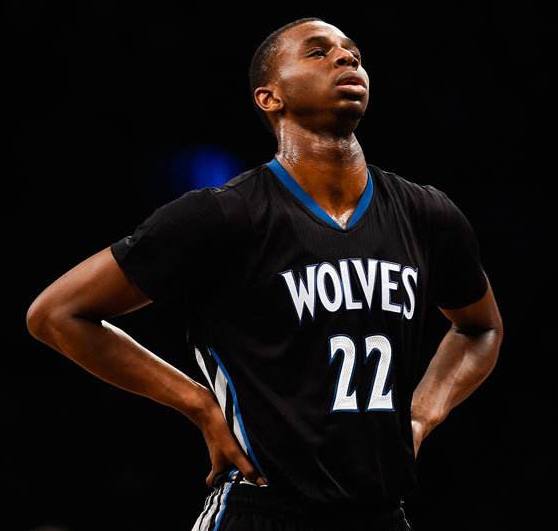 詹姆斯关键时刻稳住节奏（詹姆斯在关键时刻掌控节奏）