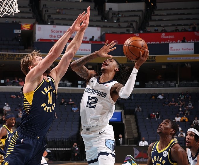 国米赛中年轻球员崛起，老将挣扎，球队面临转型与平衡挑战。（国米新人崛起、老将乏力，球队步入转型与平衡大考）